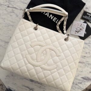 CHANEL GRAND TOTE IN CAVIAR LEATHER